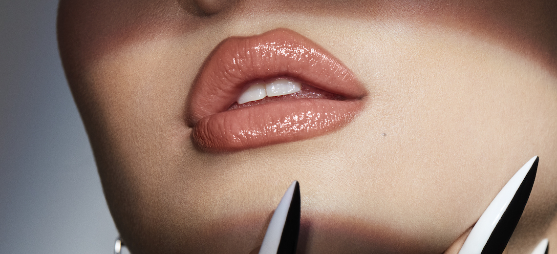 The header features a woman's plump lips.