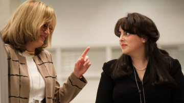 Impeachment: American Crime Story "Exiles” Episode 1 (Airs Tuesday, September 7) -- Pictured: (l-r) Sarah Paulson as Linda Tripp, Beanie Feldstein as Monica Lewinsky. CR: Tina Thorpe/FX